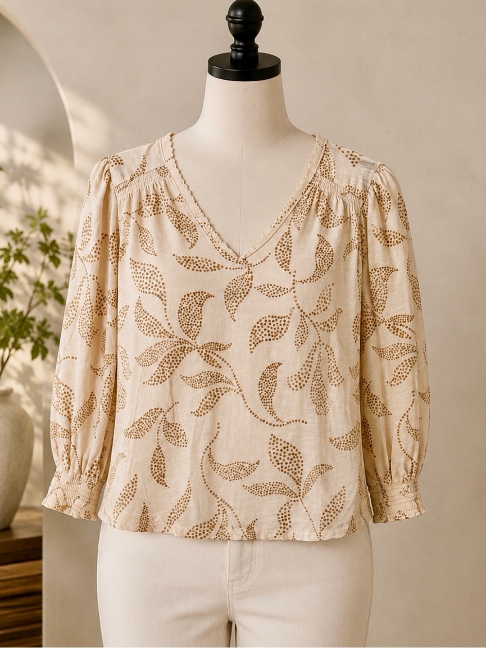 DEMOCRACY Women's Cream Floral V‑Neck Blouse